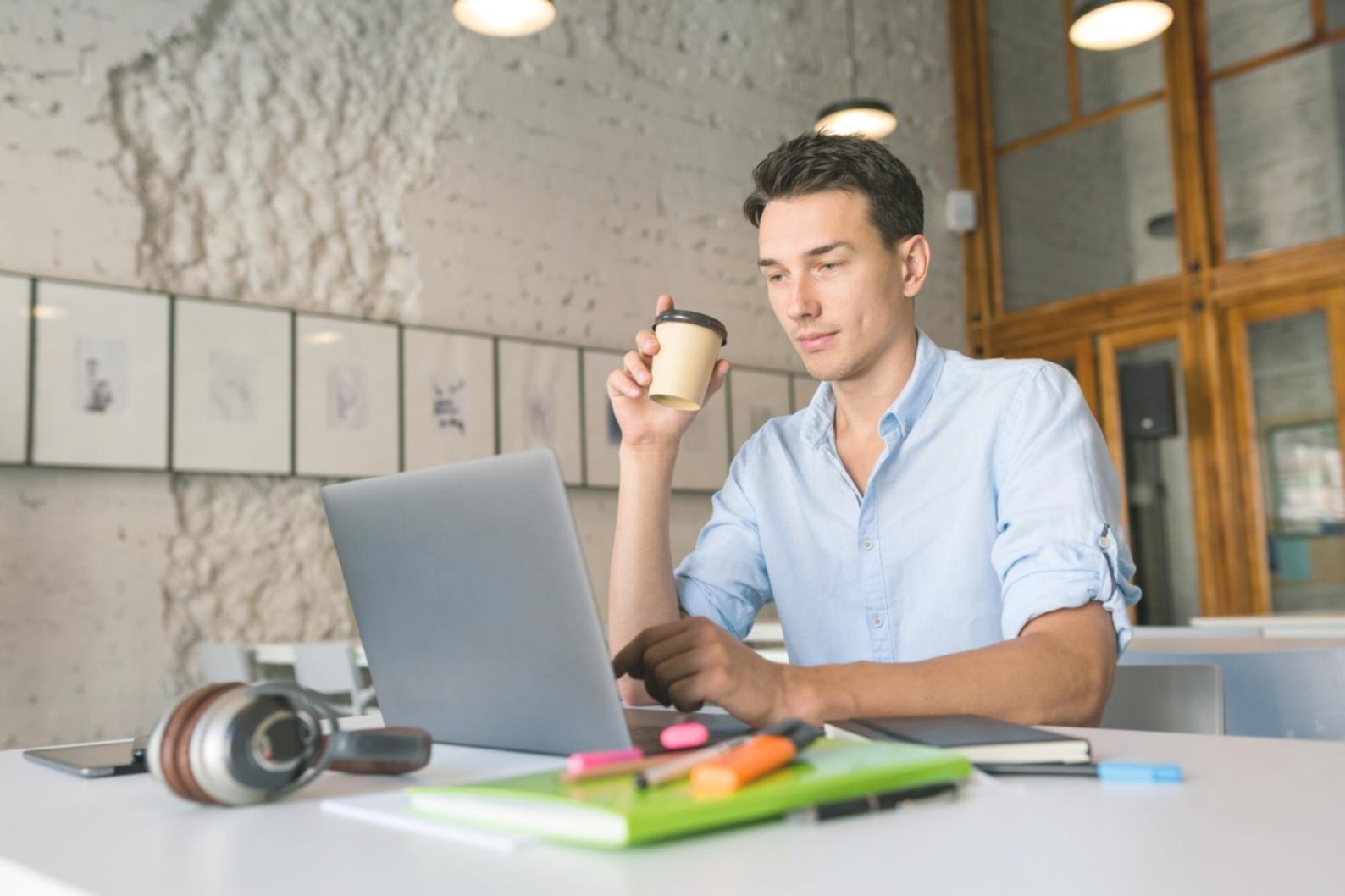 Studenti che collaborano su progetti di sviluppo mobile game