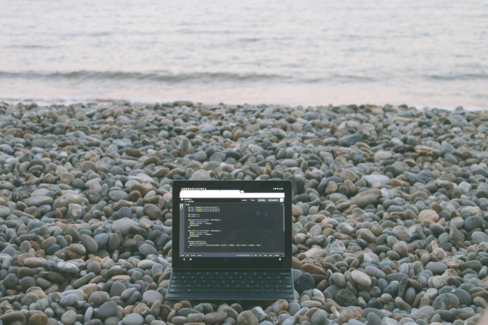 Aula con studenti che lavorano sui loro progetti mobile durante una sessione pratica